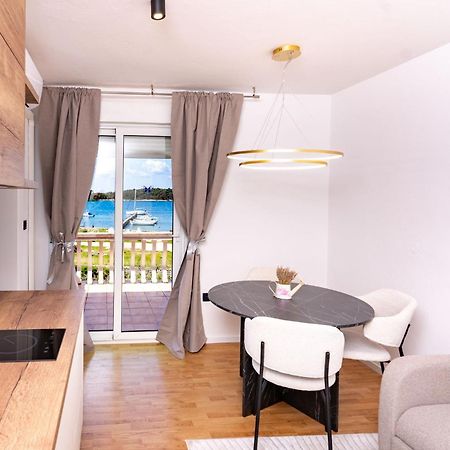 Guesthouse Mira Rab Town Bagian luar foto