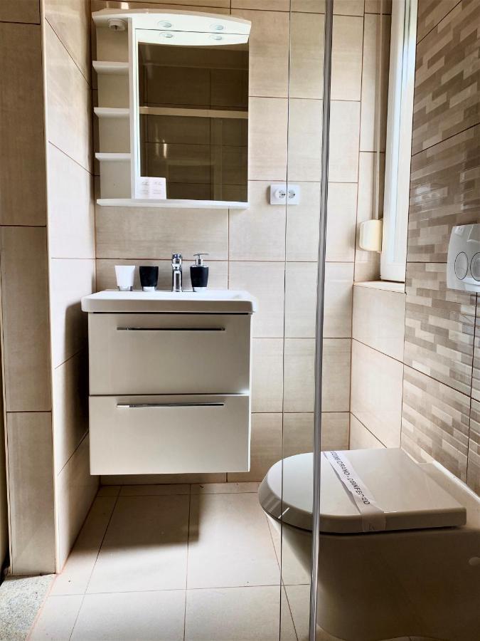 Guesthouse Mira Rab Town Bagian luar foto