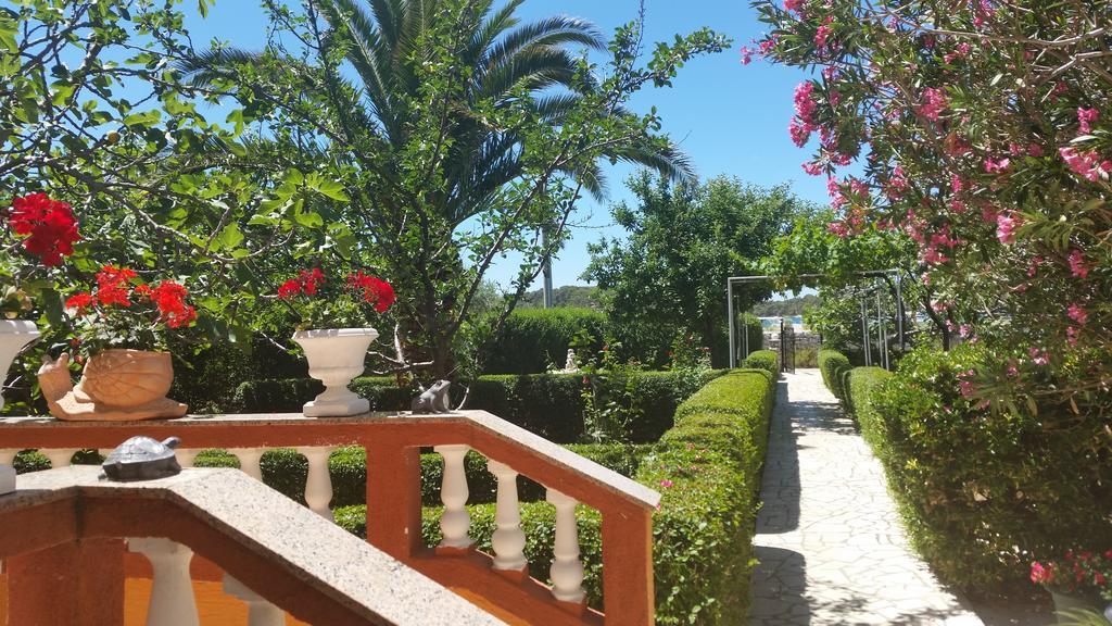 Guesthouse Mira Rab Town Bagian luar foto