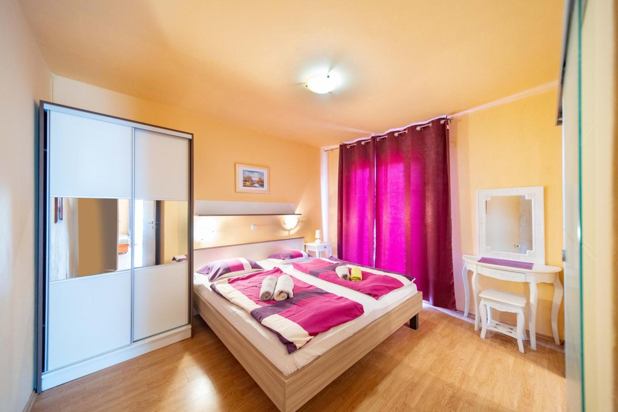 Guesthouse Mira Rab Town Bagian luar foto