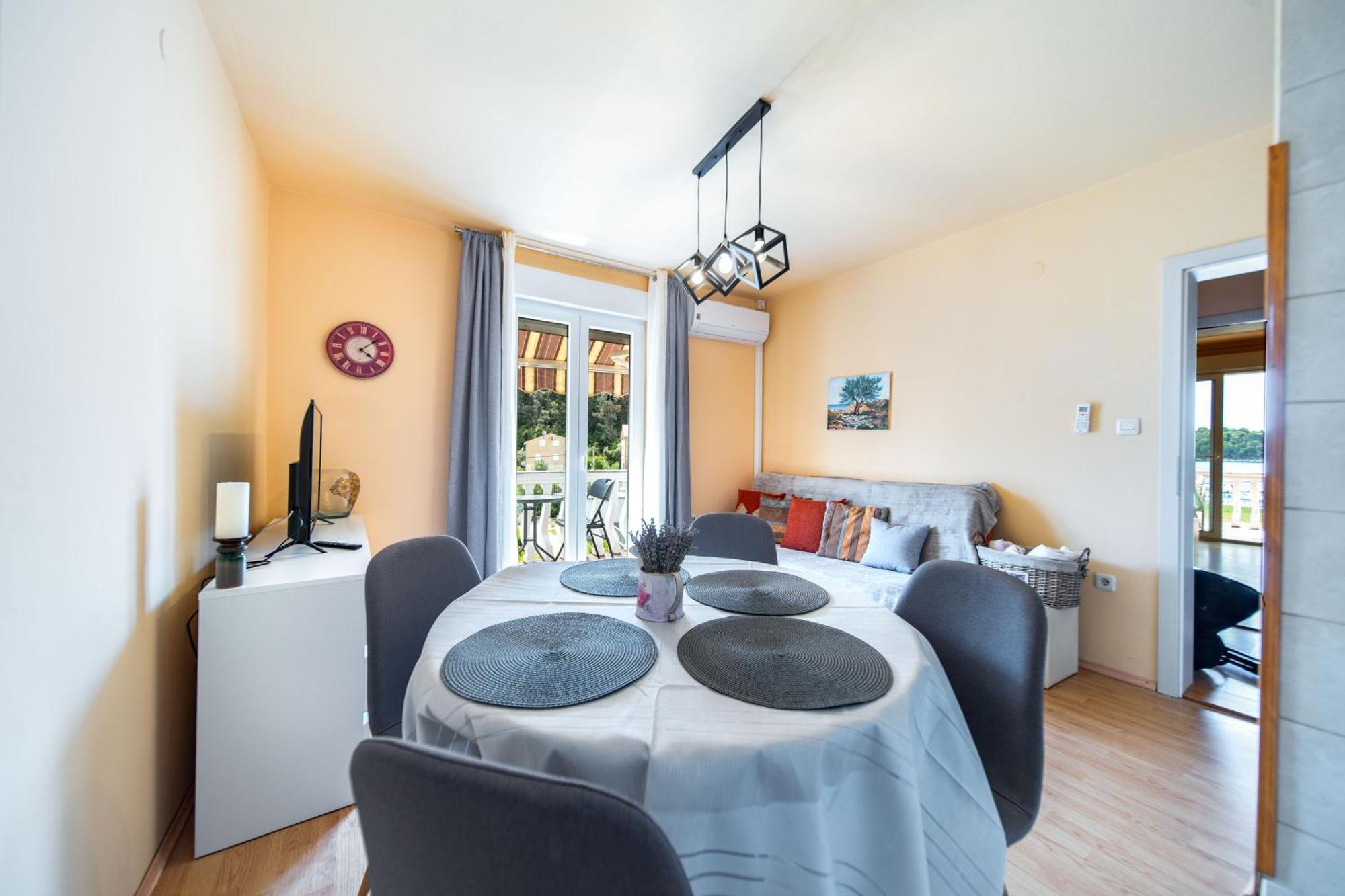 Guesthouse Mira Rab Town Bagian luar foto