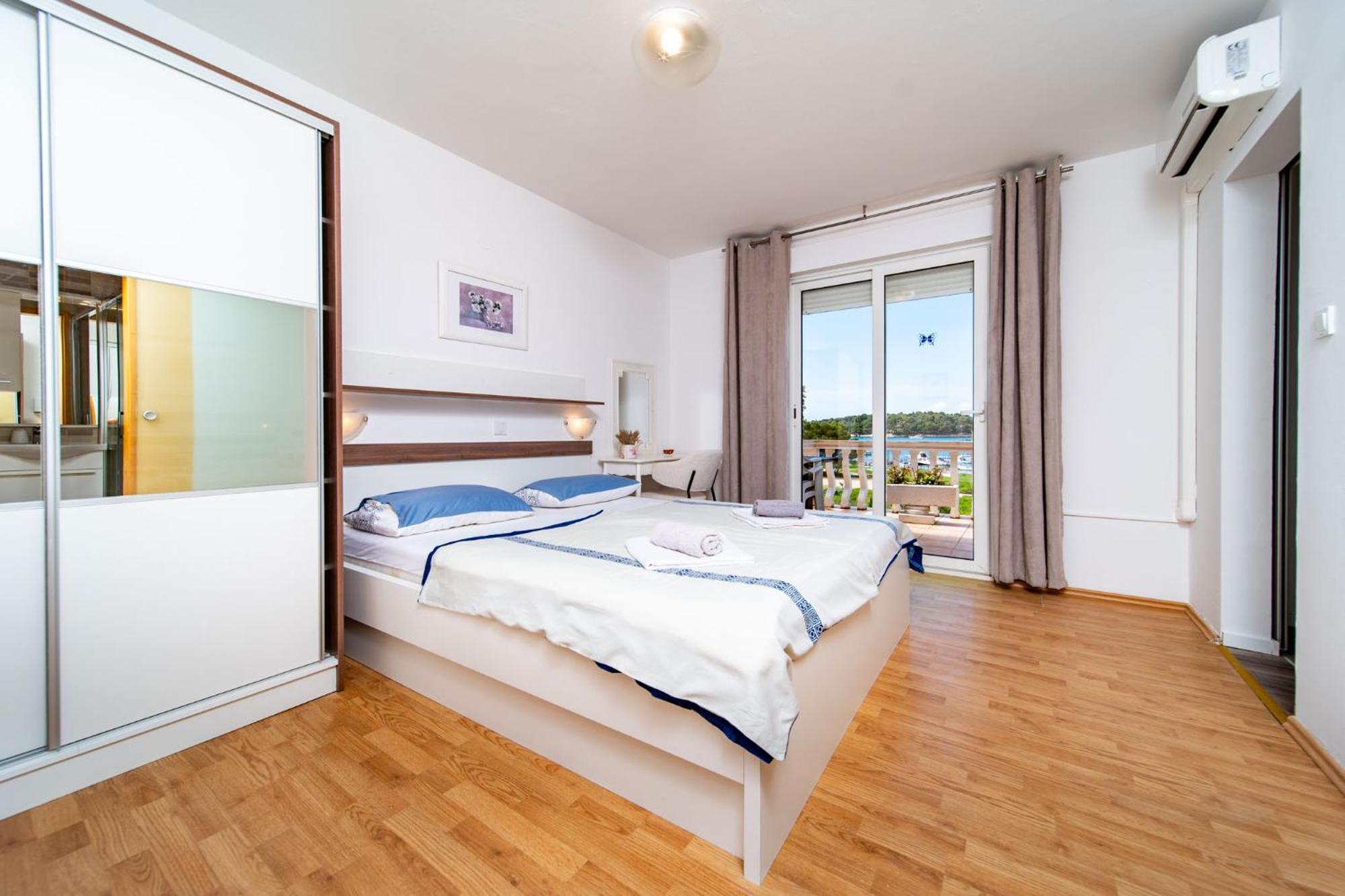 Guesthouse Mira Rab Town Bagian luar foto