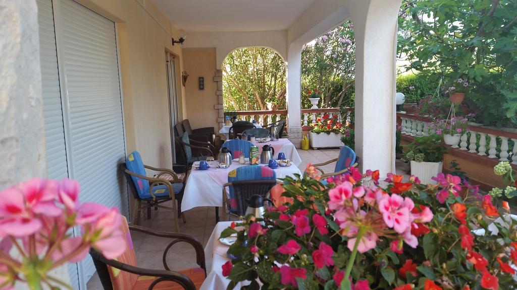 Guesthouse Mira Rab Town Bagian luar foto