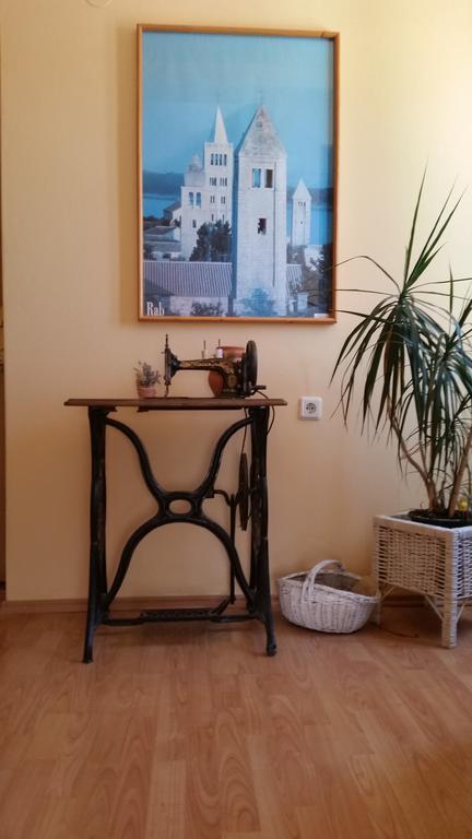 Guesthouse Mira Rab Town Bagian luar foto