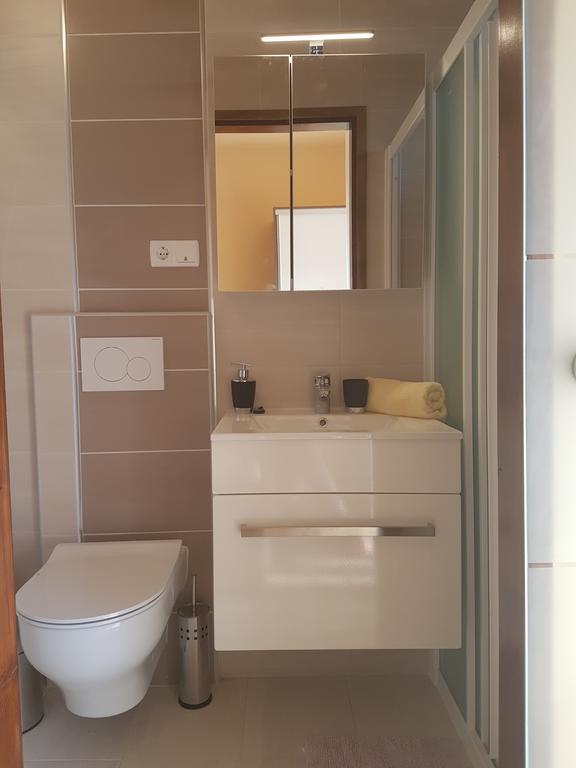 Guesthouse Mira Rab Town Bagian luar foto
