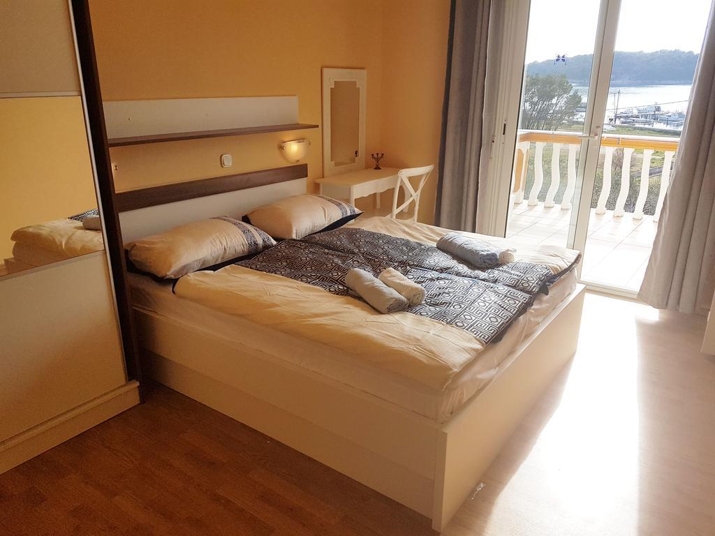 Guesthouse Mira Rab Town Bagian luar foto