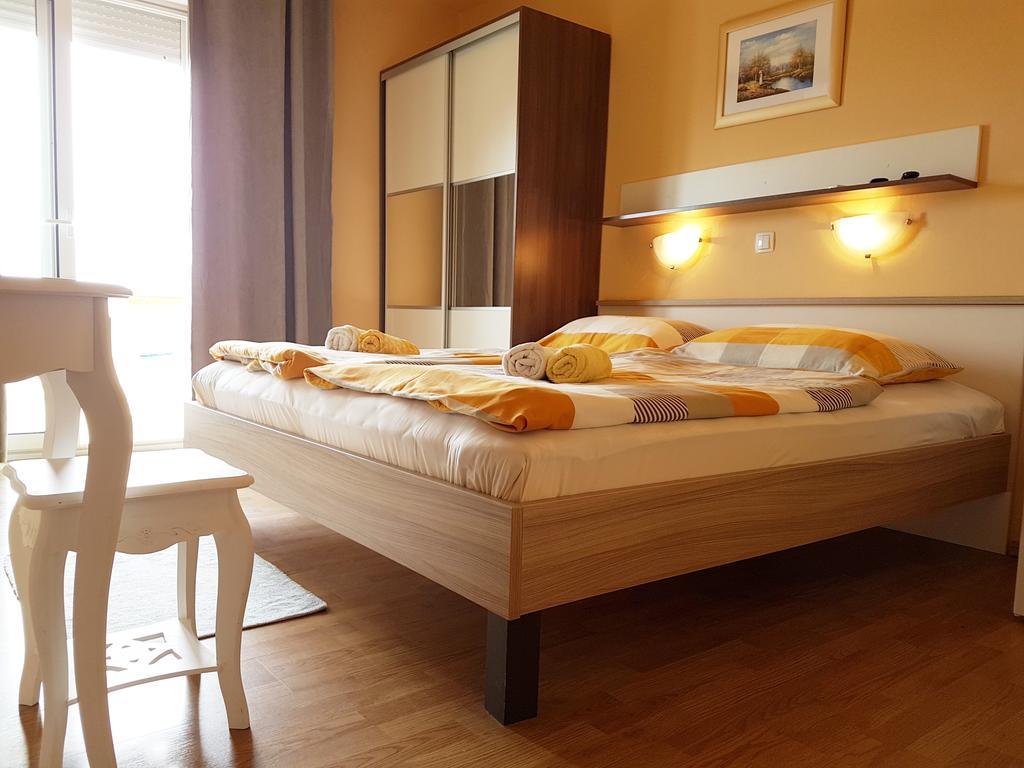 Guesthouse Mira Rab Town Bagian luar foto