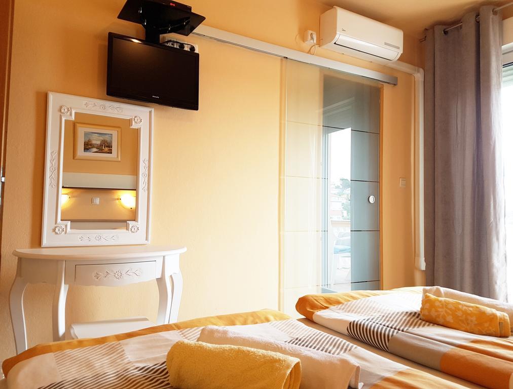 Guesthouse Mira Rab Town Bagian luar foto