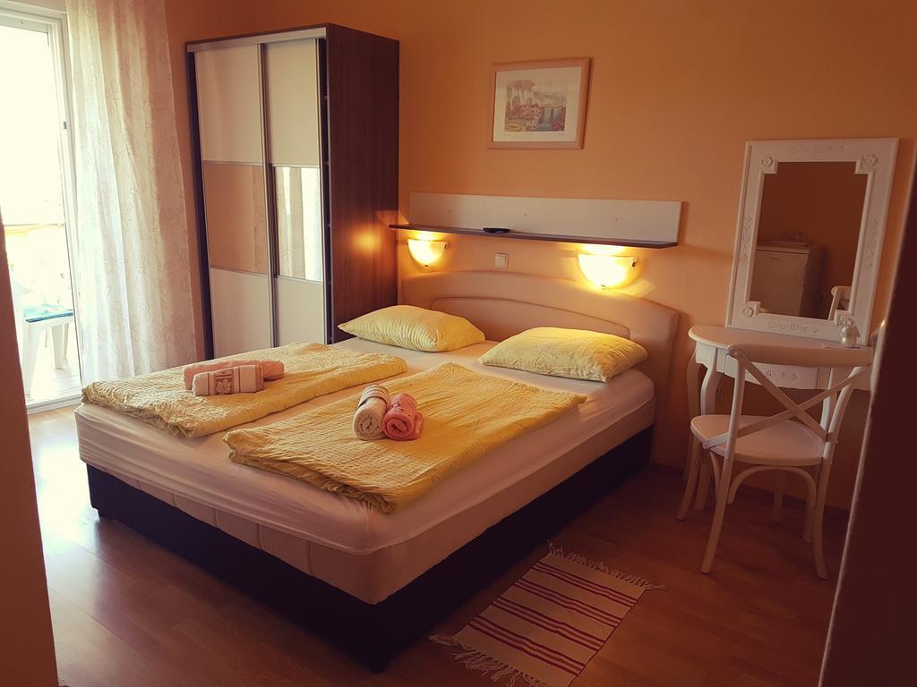 Guesthouse Mira Rab Town Bagian luar foto