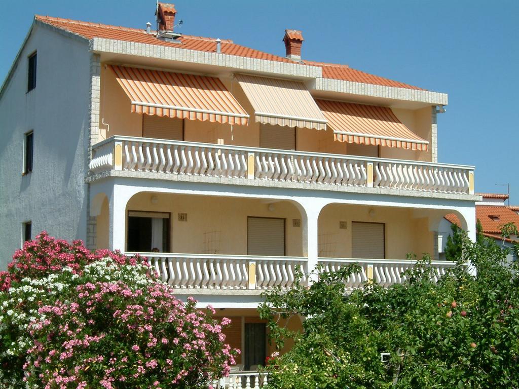 Guesthouse Mira Rab Town Bagian luar foto